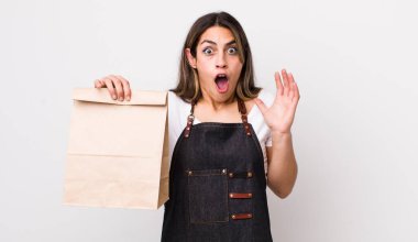 Güzel İspanyol kadın ellerini havaya kaldırarak çığlık atıyor. teslimat ve paket konsepti