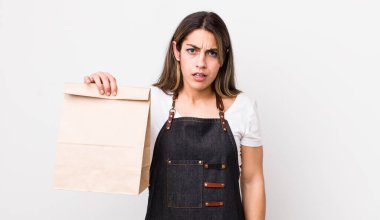 Kafası karışık ve kafası karışık bir İspanyol kadın. teslimat ve paket konsepti