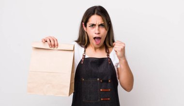 Kızgın bir ifadeyle saldırganca bağıran oldukça İspanyol bir kadın. teslimat ve paket konsepti