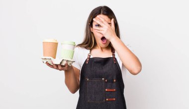 Güzel İspanyol kadın şok olmuş, korkmuş ya da korkmuş görünüyor. Yüzü elle kapatılmış. kahve konseptini kaldır.