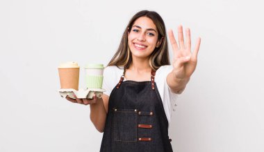 Güzel İspanyol kadın gülümsüyor ve arkadaş canlısı görünüyor, dört numarayı gösteriyor. kahve konseptini kaldır.