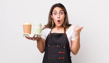 İnanamadığı için afallamış İspanyol bir kadın. kahve konseptini kaldır.