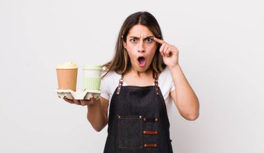 Yeni bir düşünce, fikir ya da konsept edinen oldukça İspanyol bir kadın şaşırmış görünüyor. kahve konseptini kaldır.