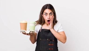 Oldukça İspanyol bir kadın şok olmuş ve korkmuş hissediyor. kahve konseptini kaldır.