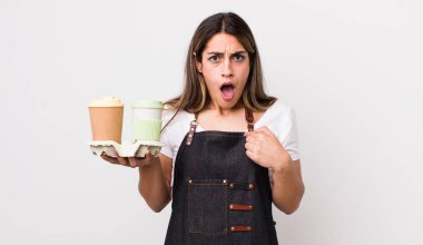 Şok olmuş ve ağzı açık, kendini işaret eden güzel İspanyol bir kadın. kahve konseptini kaldır.