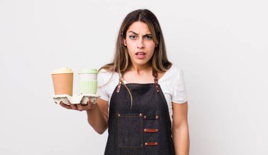 Kafası karışık ve kafası karışık bir İspanyol kadın. kahve konseptini kaldır.