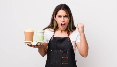 Kızgın bir ifadeyle saldırganca bağıran oldukça İspanyol bir kadın. kahve konseptini kaldır.