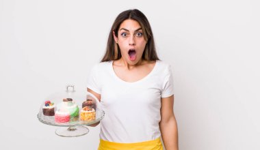 Güzel İspanyol kadın çok şaşırmış ya da şaşkın görünüyor. Ev yapımı kek konsepti