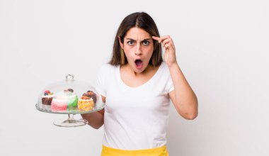 Yeni bir düşünce, fikir ya da konsept edinen oldukça İspanyol bir kadın şaşırmış görünüyor. Ev yapımı kek konsepti