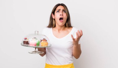 Tatlı İspanyol kadın umutsuz, sinirli ve stresli görünüyor. Ev yapımı kek konsepti