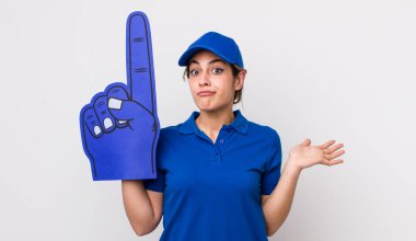 Oldukça İspanyol bir kadın şaşkın, şaşkın ve şüpheci hissediyor. Bir numaralı hayran eli.