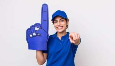 Güzel İspanyol kadın seni seçen kamerayı işaret ediyor. Bir numaralı hayran eli.