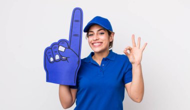 Güzel İspanyol bir kadın kendini mutlu hissediyor, iyi bir jestle onaylıyor. Bir numaralı hayran eli.