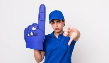 Güzel İspanyol bir kadın kendini kötü hissediyor, baş parmağını kaldırıyor. Bir numaralı hayran eli.