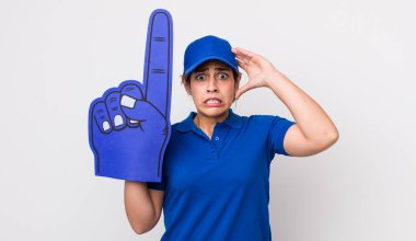 Oldukça İspanyol bir kadın stresli, endişeli ya da korkmuş, elleri başının üstünde. Bir numaralı hayran eli.