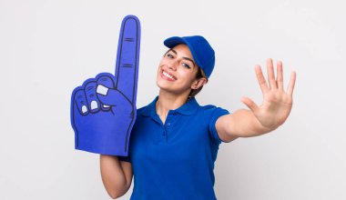 Güzel İspanyol kadın gülümsüyor ve arkadaş canlısı görünüyor, beş numarayı gösteriyor. Bir numaralı hayran eli.