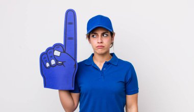 Güzel İspanyol bir kadın üzgün, üzgün ya da kızgın hissediyor ve yan tarafa bakıyor. Bir numaralı hayran eli.