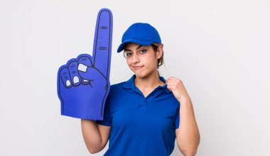 Güzel İspanyol bir kadın kibirli, başarılı, pozitif ve gururlu görünüyor. Bir numaralı hayran eli.