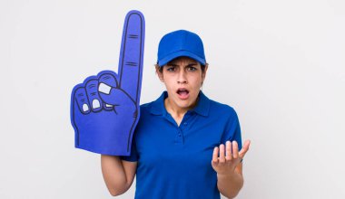 Güzel, İspanyol bir kadın sinirli, sinirli ve sinirli görünüyor. Bir numaralı hayran eli.