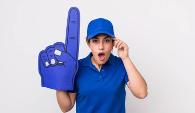 Yeni bir düşünce, fikir ya da konsept edinen oldukça İspanyol bir kadın şaşırmış görünüyor. Bir numaralı hayran eli.