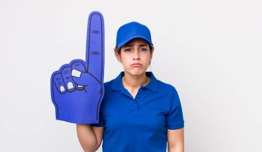 Güzel İspanyol bir kadın üzgün ve mızmızlanıyor. Mutsuz bir bakışı var ve ağlıyor. Bir numaralı hayran eli.