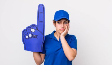 Oldukça İspanyol bir kadın bıkkın, bıkkın ve uykulu hissediyor yorucu bir geceden sonra. Bir numaralı hayran eli.