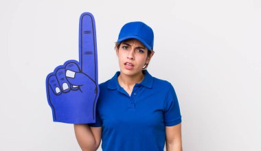 Kafası karışık ve kafası karışık bir İspanyol kadın. Bir numaralı hayran eli.