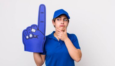 Düşünen, kuşkucu ve kafası karışık bir İspanyol kadın. Bir numaralı hayran eli.