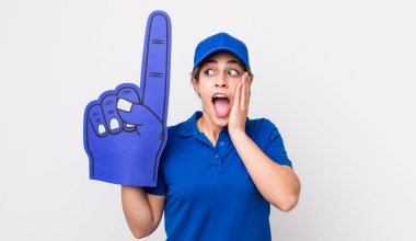 Oldukça İspanyol bir kadın mutlu, heyecanlı ve şaşırmış hissediyor. Bir numaralı hayran eli.