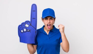 Kızgın bir ifadeyle saldırganca bağıran oldukça İspanyol bir kadın. Bir numaralı hayran eli.