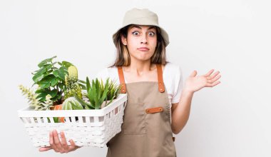 Oldukça İspanyol bir kadın şaşkın, şaşkın ve şüpheci hissediyor. Bitkiler ve gargara konsepti