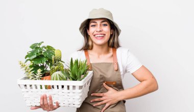 Güzel İspanyol bir kadın komik bir şakaya yüksek sesle gülüyor. Bitkiler ve gargara konsepti