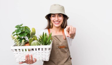 Güzel İspanyol kadın seni seçen kamerayı işaret ediyor. Bitkiler ve gargara konsepti