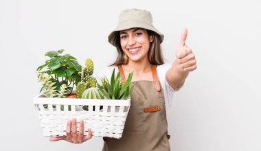 Güzel İspanyol bir kadın gururlu, olumlu gülümsüyor. Bitkiler ve gargara konsepti