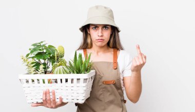 Oldukça İspanyol bir kadın kızgın, sinirli, asi ve agresif hissediyor. Bitkiler ve gargara konsepti