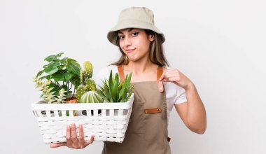 Güzel İspanyol bir kadın kibirli, başarılı, pozitif ve gururlu görünüyor. Bitkiler ve gargara konsepti