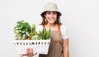 Şaşkın ve şaşkın görünen güzel İspanyol kadın. Bitkiler ve gargara konsepti