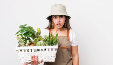 Kafası karışık ve kafası karışık bir İspanyol kadın. Bitkiler ve gargara konsepti