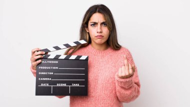 Oldukça İspanyol bir kadın kızgın, sinirli, asi ve agresif hissediyor. Sinema alkışlama konsepti