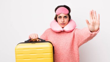 Güzel İspanyol kadın ciddi görünüyor. Avuç içinin açık olduğunu gösteriyor. Durdurma hareketi yapıyor. uçuş yolcu kavramı