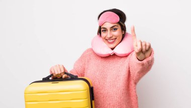 Güzel İspanyol kadın gururla gülümsüyor ve kendine güvenerek bir numara oluyor. uçuş yolcu kavramı