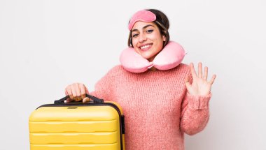 Güzel İspanyol kadın mutlu bir şekilde gülümsüyor, el sallıyor, seni selamlıyor ve selamlıyor. uçuş yolcu kavramı