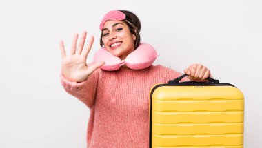 Güzel İspanyol kadın gülümsüyor ve arkadaş canlısı görünüyor, beş numarayı gösteriyor. uçuş yolcu kavramı