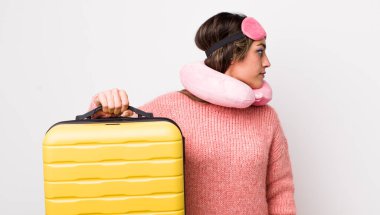 Profil görünümlü güzel İspanyol kadın hayal kuruyor, hayal kuruyor ya da hayal kuruyor. uçuş yolcu kavramı