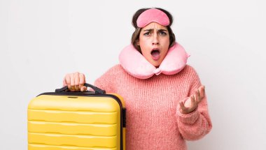 Tatlı İspanyol kadın umutsuz, sinirli ve stresli görünüyor. uçuş yolcu kavramı