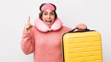 Güzel İspanyol bir kadın bir fikri fark ettikten sonra mutlu ve heyecanlı bir dahi gibi hissediyor. uçuş yolcu kavramı