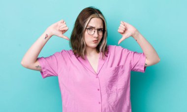 Kafkasyalı bir kadın üzgün, hayal kırıklığına uğramış ya da kızgın görünüyor. Anlaşmazlığa düşmüş, hayal kırıklığına uğramış hissediyor.