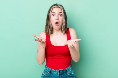 Kafkasyalı bir kadın son derece şaşırmış, şaşırmış, endişeli ve paniklemiş, stresli ve dehşete kapılmış bir bakışla