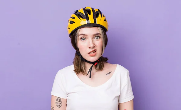 Pretty Caucasian Woman Feeling Puzzled Confused Bicycle Concept — Stock Photo, Image