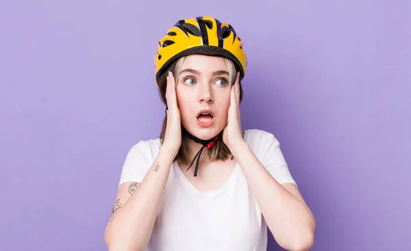 Mujer Bastante Caucásica Sentirse Feliz Emocionado Sorprendido Concepto Bicicleta —  Fotos de Stock